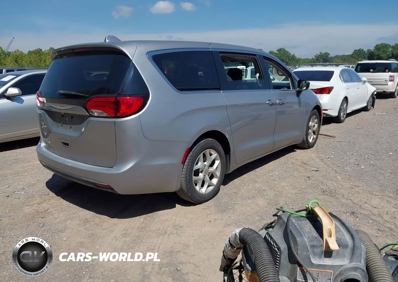 2017 Chrysler Pacifica Touring Plus VIN:2C4RC1BG4HR777491 - 4