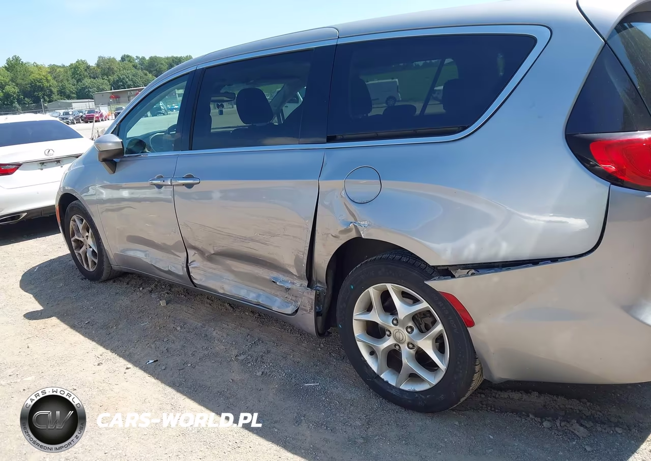2017 Chrysler Pacifica Touring Plus VIN:2C4RC1BG4HR777491 - 6
