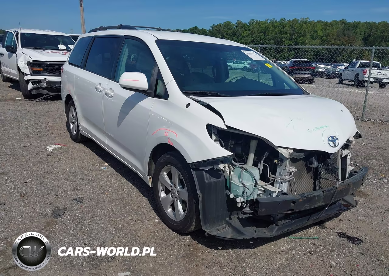 2014 Toyota Sienna Le V6 8 Passenger