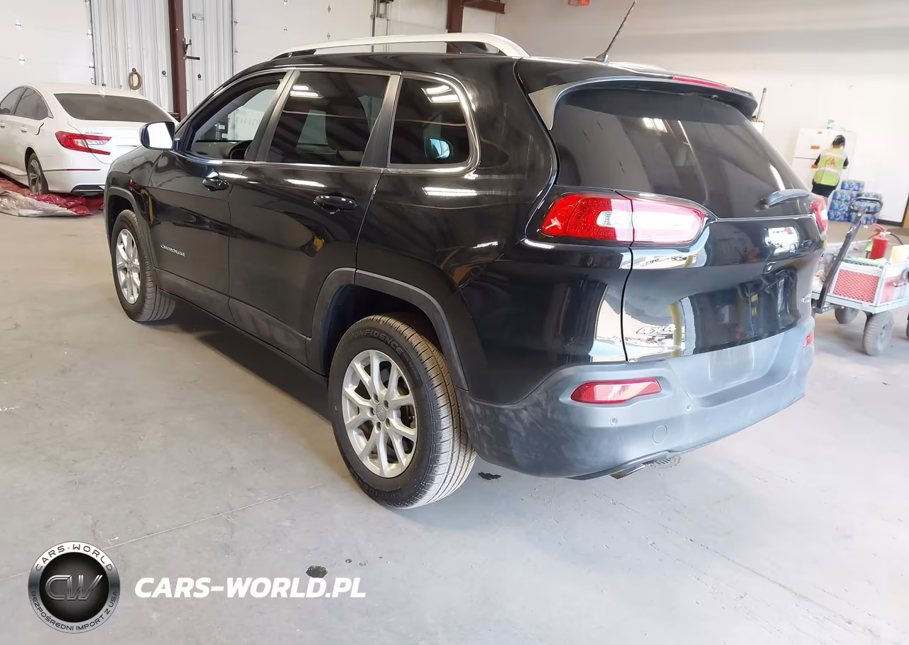 2018 Jeep Cherokee Latitude 4X4 VIN:1C4PJMCB6JD528507 - 3