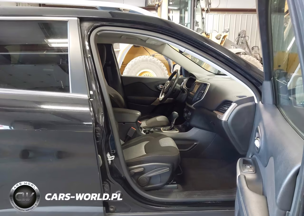 2018 Jeep Cherokee Latitude 4X4 VIN:1C4PJMCB6JD528507 - 5