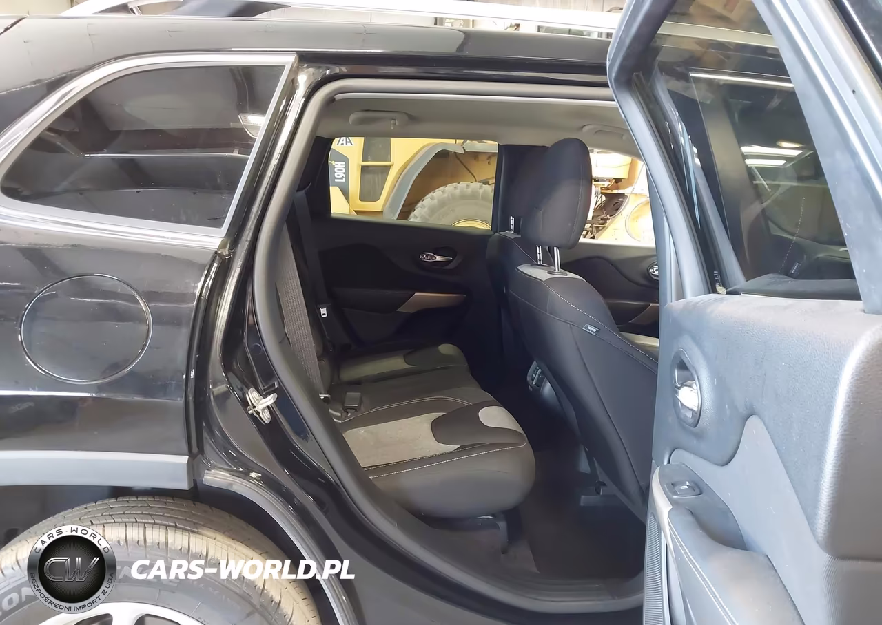2018 Jeep Cherokee Latitude 4X4 VIN:1C4PJMCB6JD528507 - 8