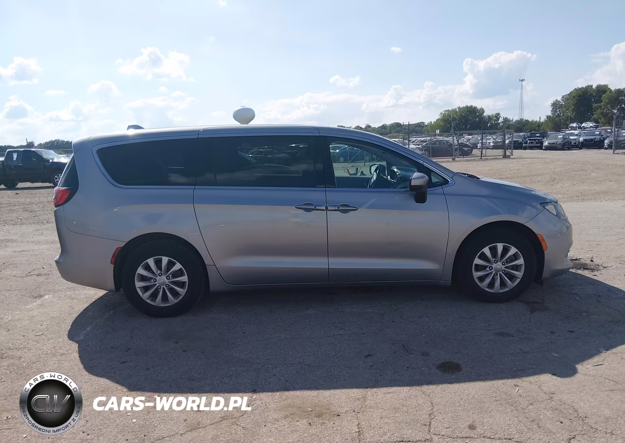 2017 Chrysler Pacifica Touring VIN:2C4RC1DG6HR668205 - 14