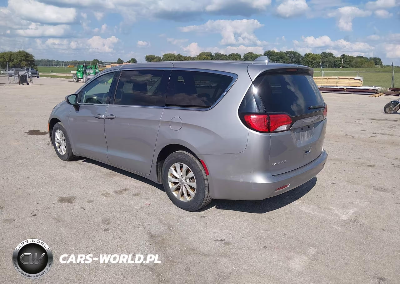 2017 Chrysler Pacifica Touring VIN:2C4RC1DG6HR668205 - 3