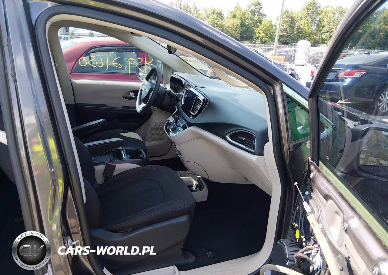 2017 Chrysler Pacifica Touring Plus VIN:2C4RC1BG4HR752980 - 5