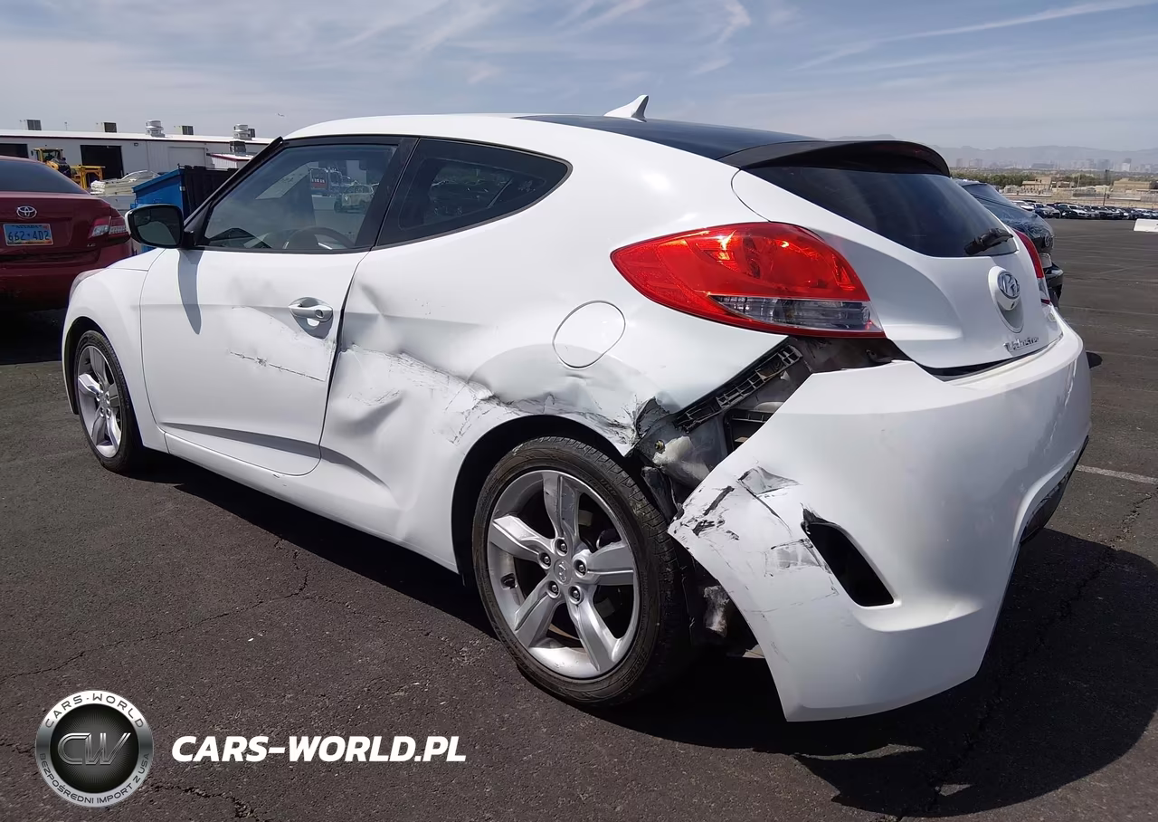2015 Hyundai Veloster VIN:KMHTC6AD3FU238074 - 3