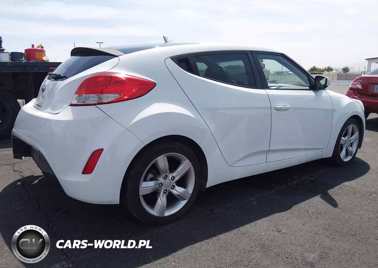 2015 Hyundai Veloster VIN:KMHTC6AD3FU238074 - 4