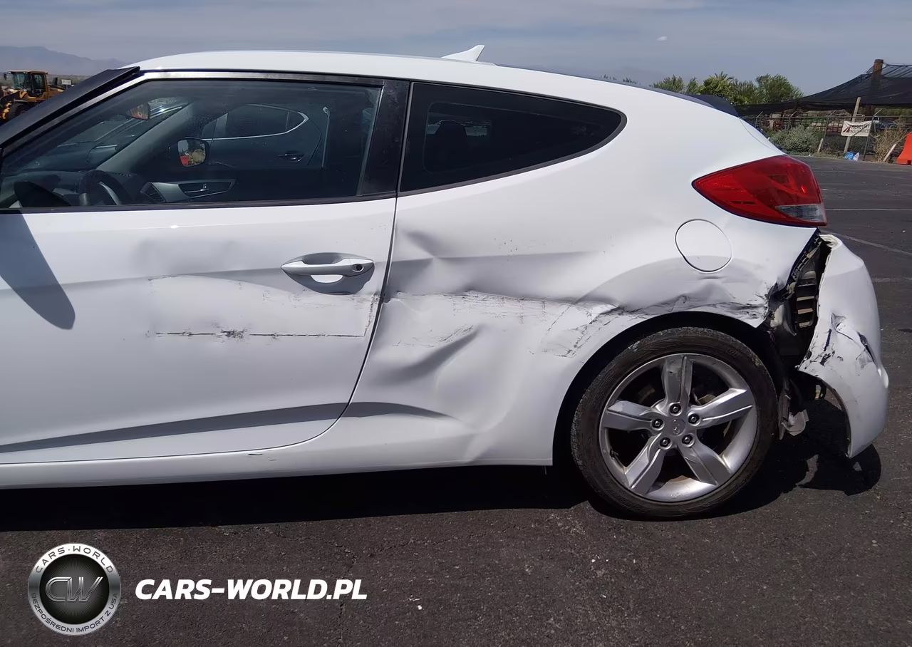 2015 Hyundai Veloster VIN:KMHTC6AD3FU238074 - 6