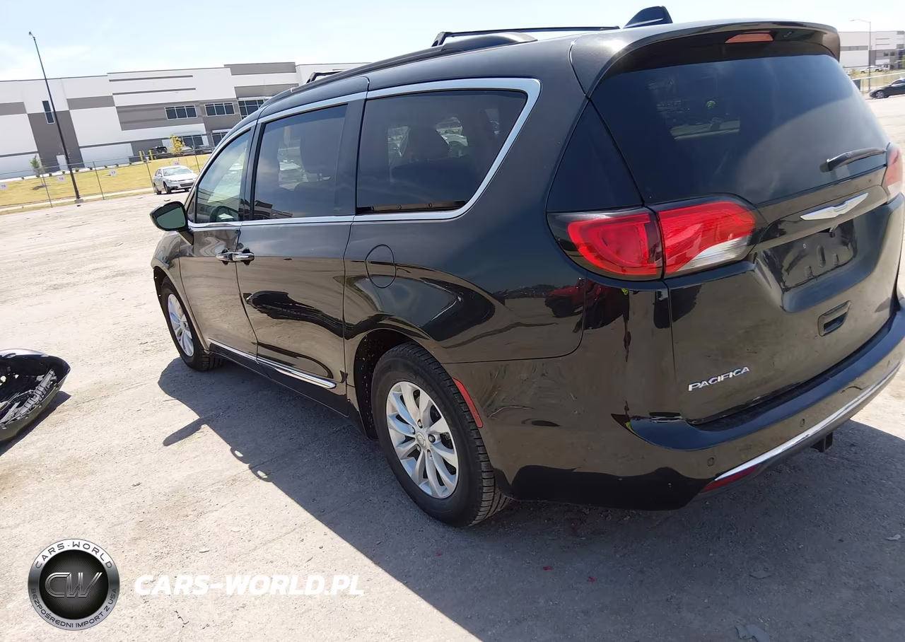 2017 Chrysler Pacifica Touring-L VIN:2C4RC1BG4HR532626 - 3