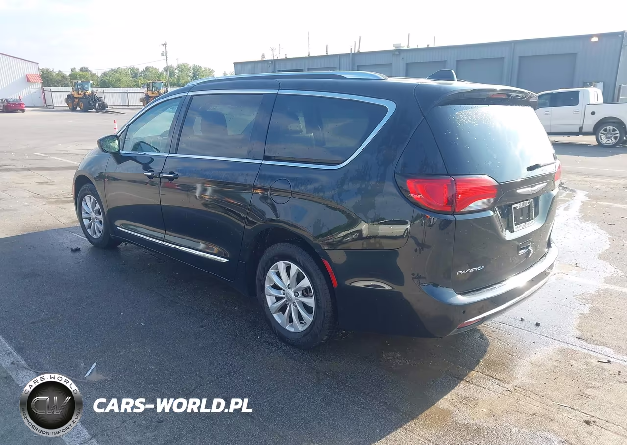 2018 Chrysler Pacifica Touring L VIN:2C4RC1BG9JR322948 - 3
