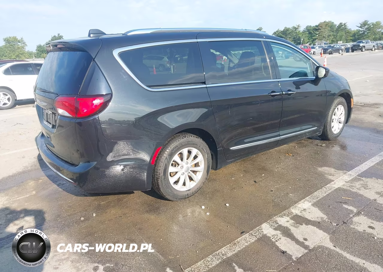 2018 Chrysler Pacifica Touring L VIN:2C4RC1BG9JR322948 - 4