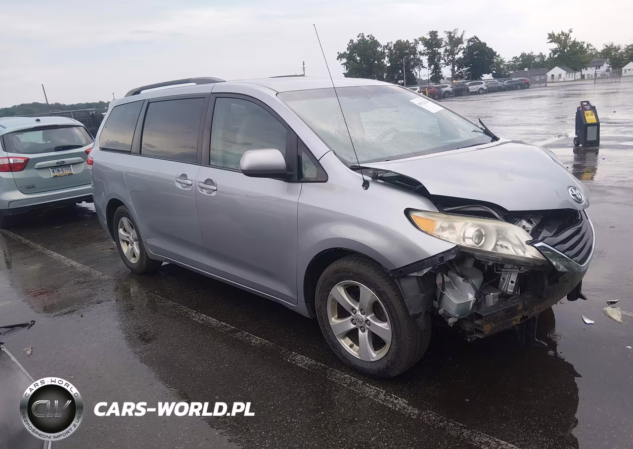 2013 Toyota Sienna Le V6 8 Passenger