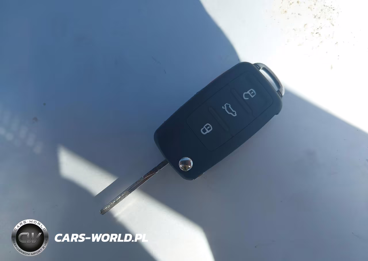 2013 Volkswagen Beetle 2.5L Entry VIN:3VWFP7AT3DM631512 - 11