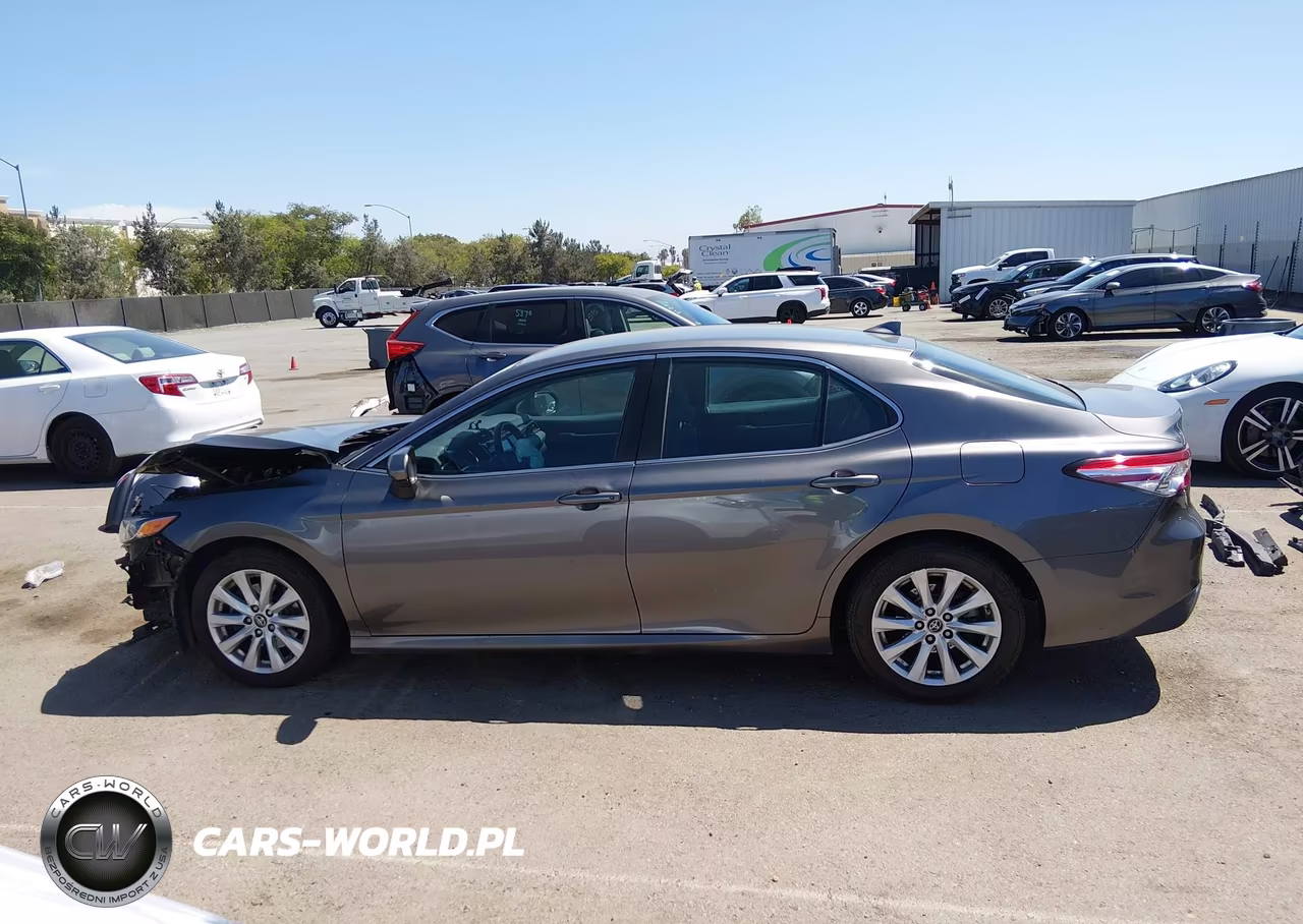 2019 Toyota Camry Le VIN:4T1B11HKXKU773633 - 17