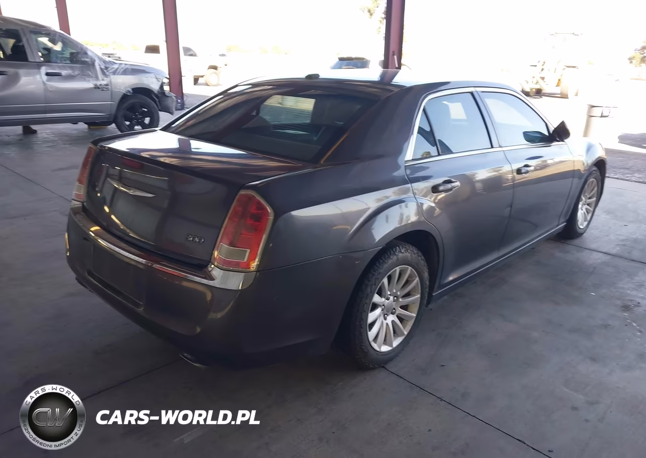 2014 Chrysler 300 VIN:2C3CCAAG8EH377446 - 4