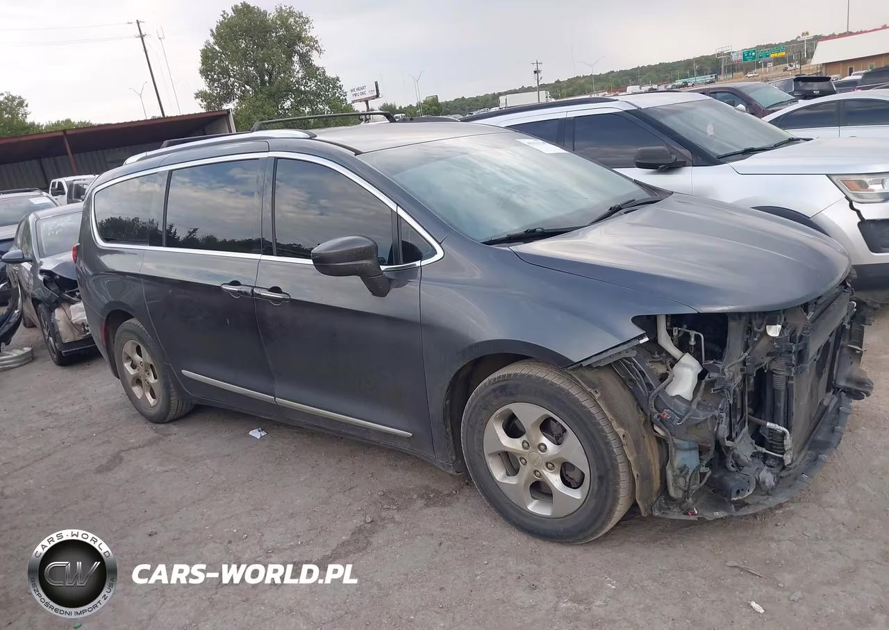 2017 Chrysler Pacifica Touring-L Plus VIN:2C4RC1EG1HR505556 - 14