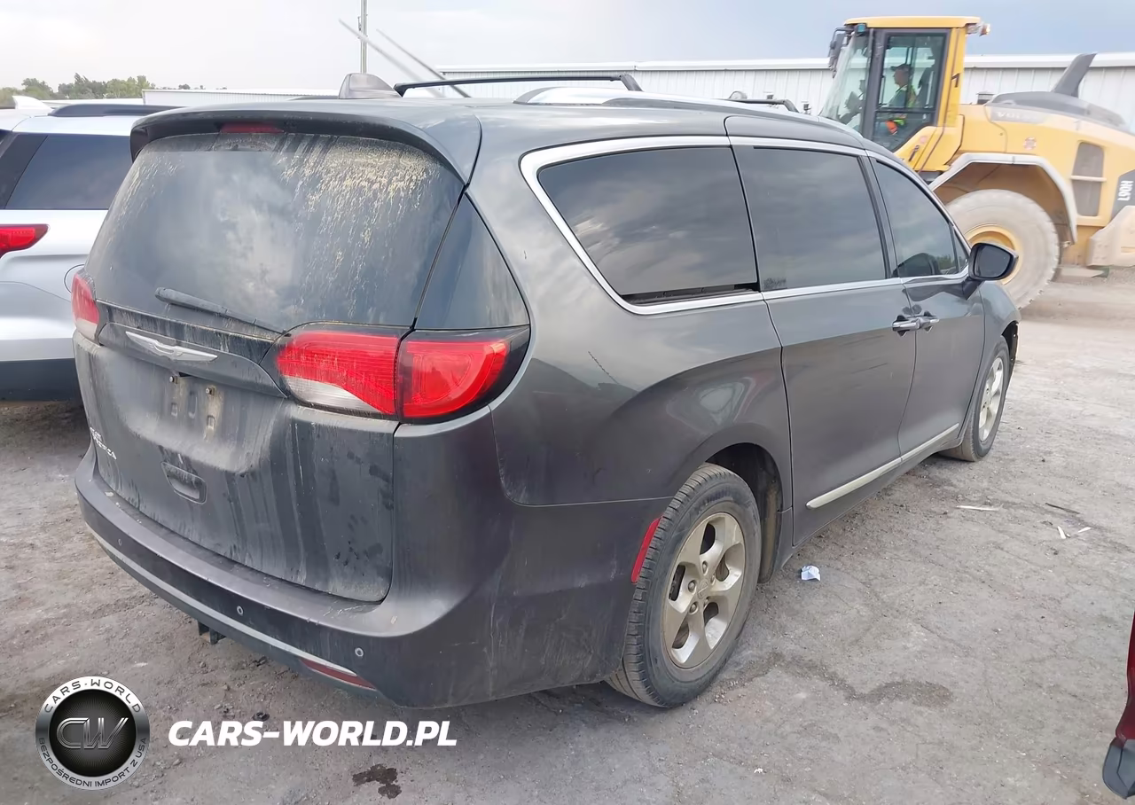2017 Chrysler Pacifica Touring-L Plus VIN:2C4RC1EG1HR505556 - 4
