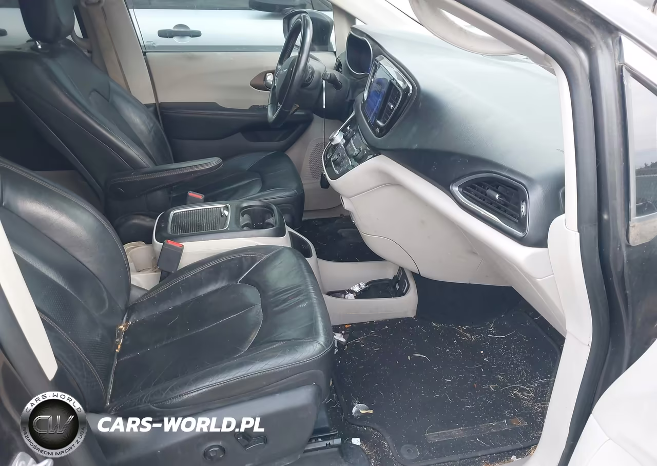 2017 Chrysler Pacifica Touring-L Plus VIN:2C4RC1EG1HR505556 - 5