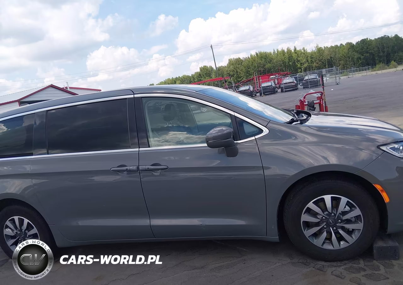 2022 Chrysler Pacifica Hybrid Touring L VIN:2C4RC1L78NR129680 - 13