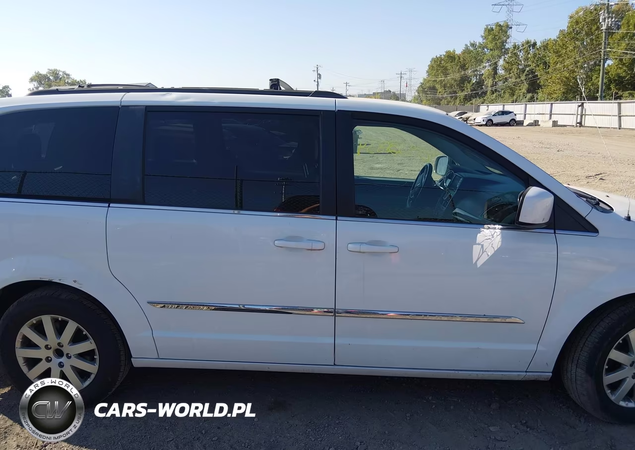 2015 Chrysler Town & Country Touring VIN:2C4RC1BG6FR551921 - 13