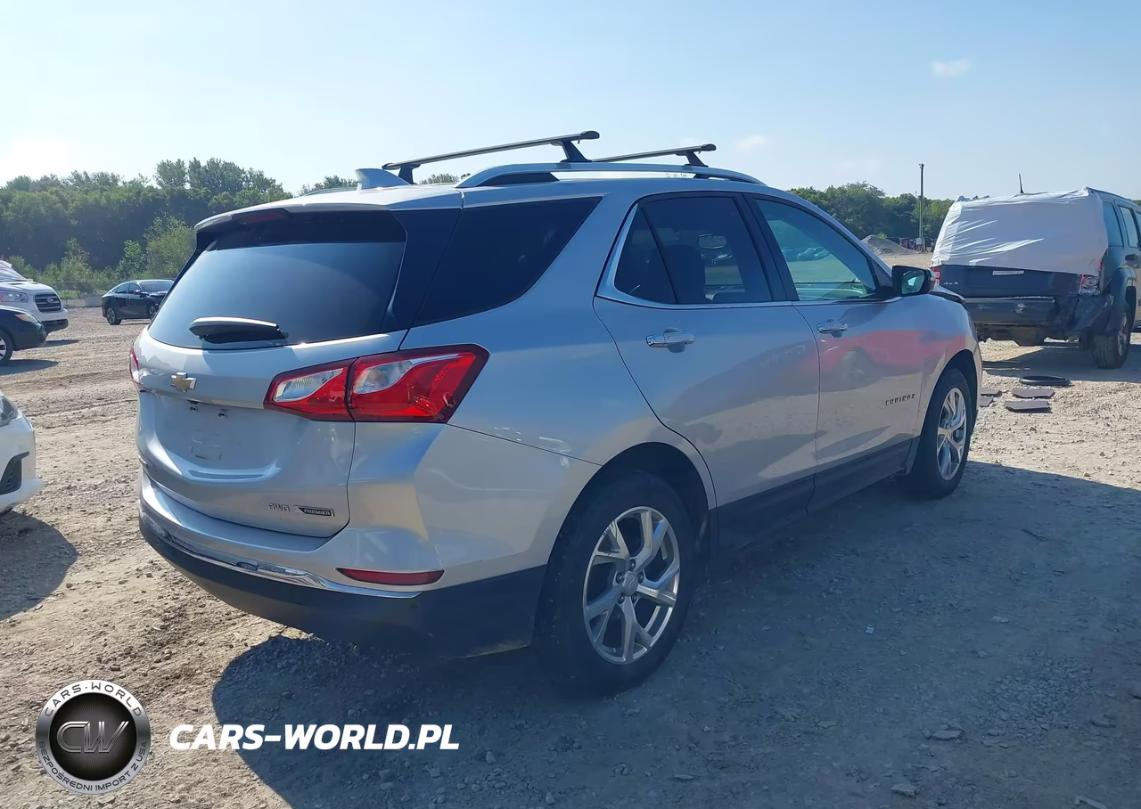 2018 Chevrolet Equinox Premier VIN:2GNAXVEV2J6195665 - 4