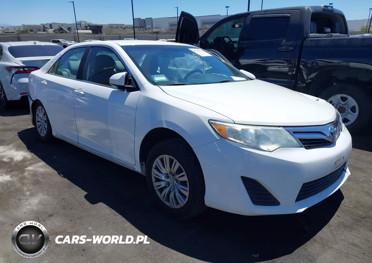 2014 Toyota Camry Le – zdjęcie 1 z 16