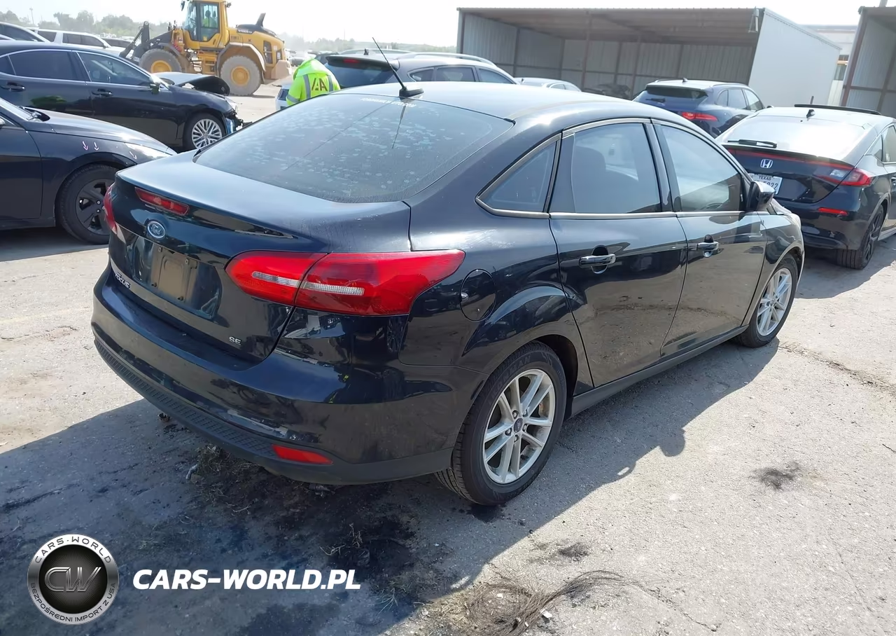 2018 Ford Focus Se VIN:1FADP3F2XJL201403 - 4
