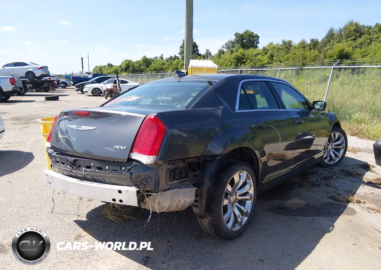 2016 Chrysler 300 Limited VIN:2C3CCAAG9GH313841 - 4