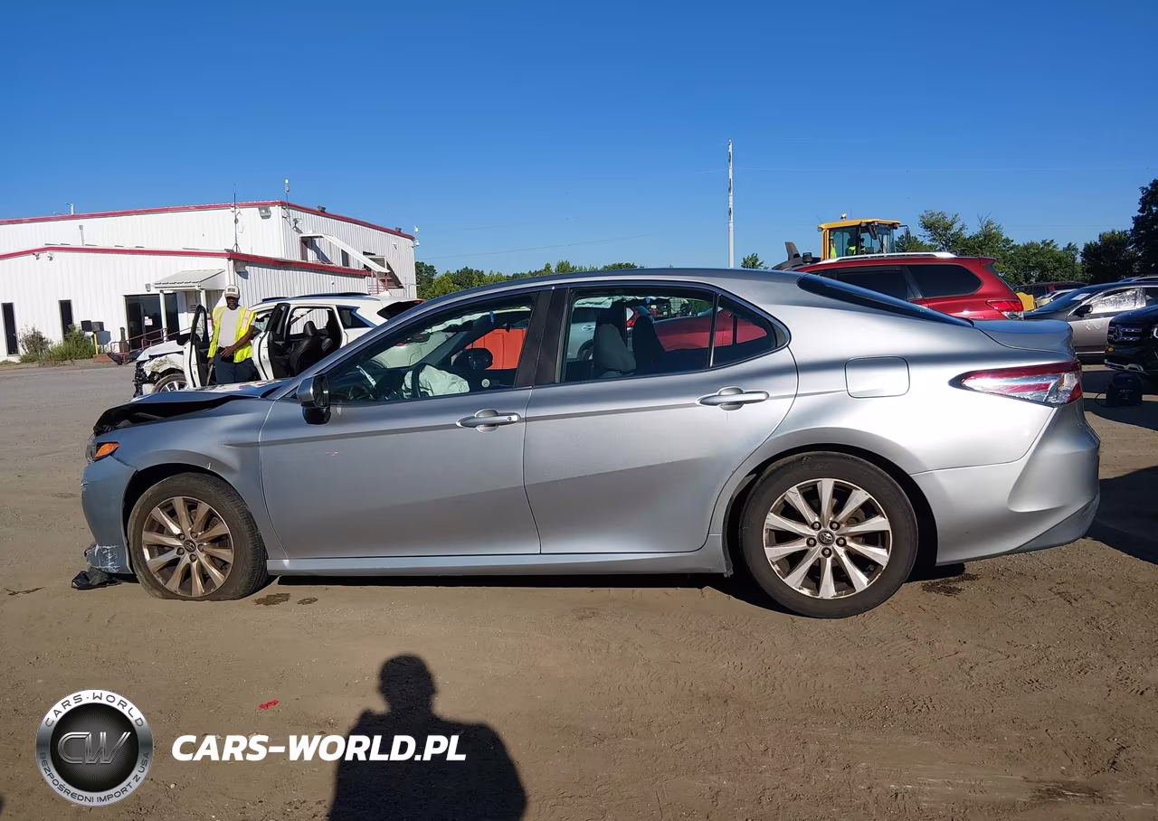 2018 Toyota Camry Le VIN:4T1B11HK7JU089055 - 14