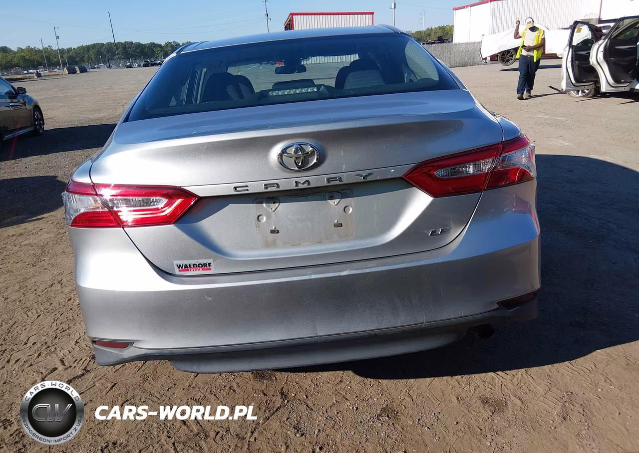 2018 Toyota Camry Le VIN:4T1B11HK7JU089055 - 16