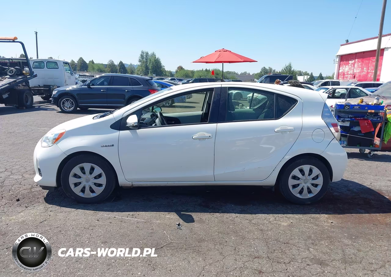 2013 Toyota Prius C Two VIN:JTDKDTB39D1055908 - 14