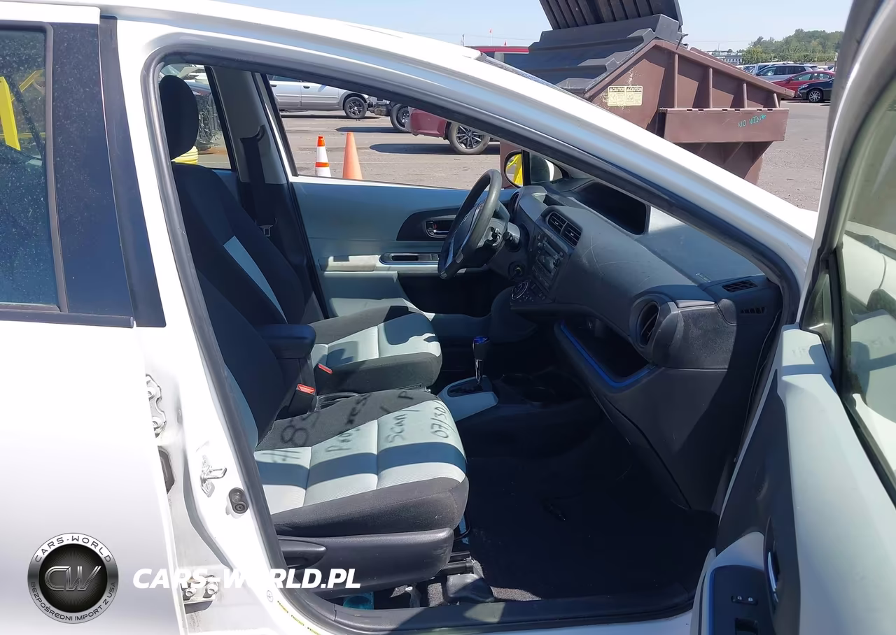 2013 Toyota Prius C Two VIN:JTDKDTB39D1055908 - 5
