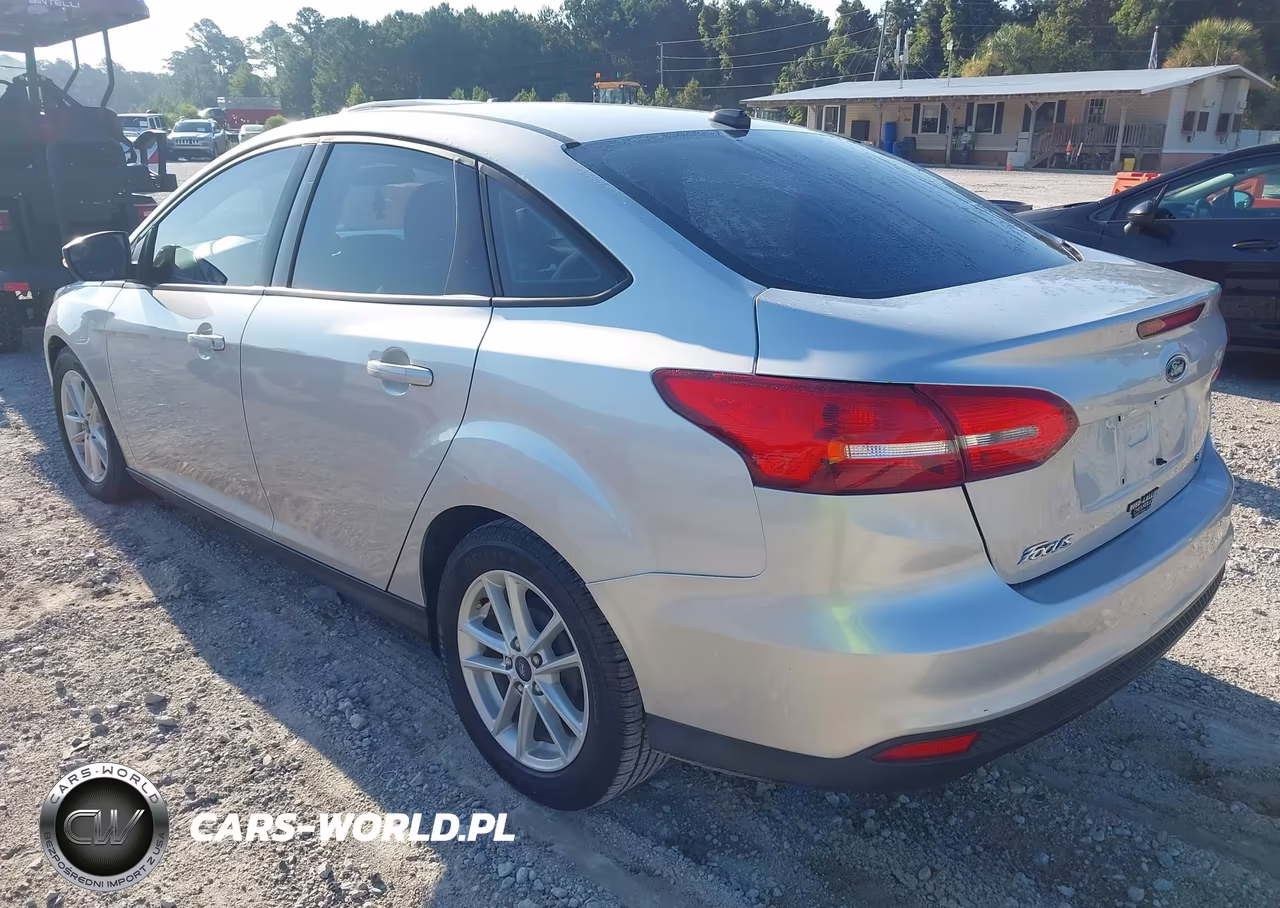 2017 Ford Focus Se VIN:1FADP3F24HL338900 - 3