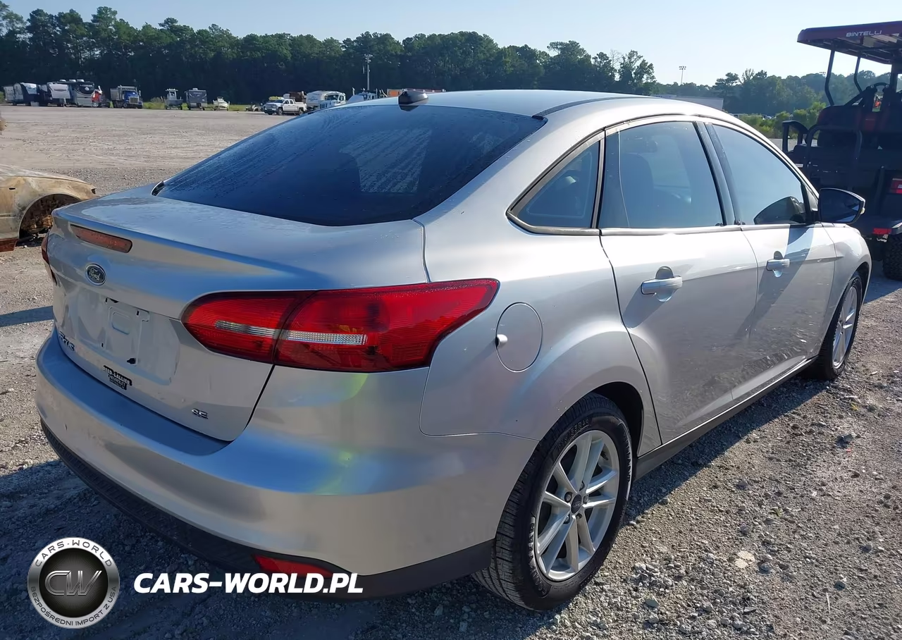 2017 Ford Focus Se VIN:1FADP3F24HL338900 - 4