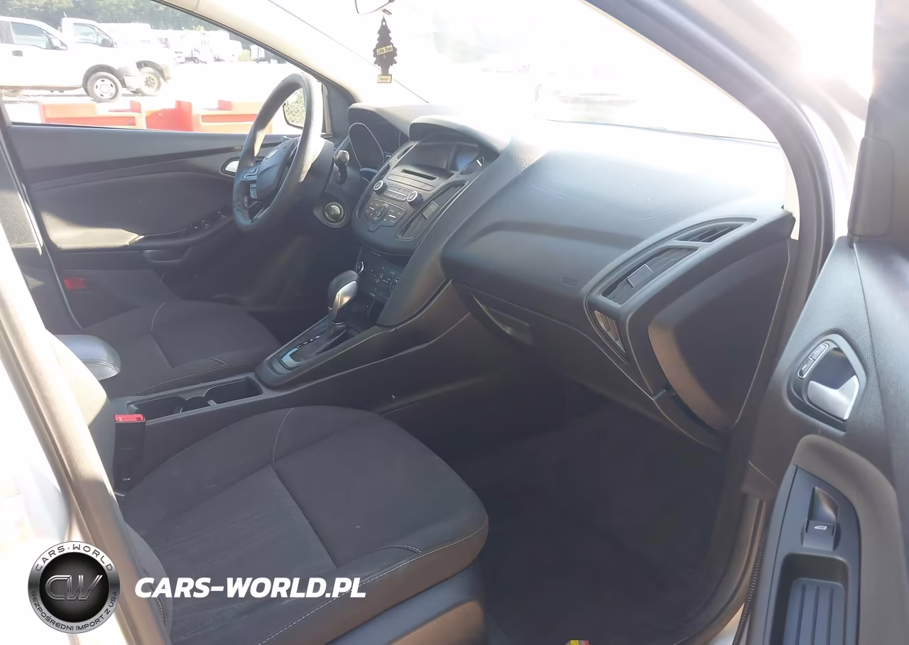 2017 Ford Focus Se VIN:1FADP3F24HL338900 - 5