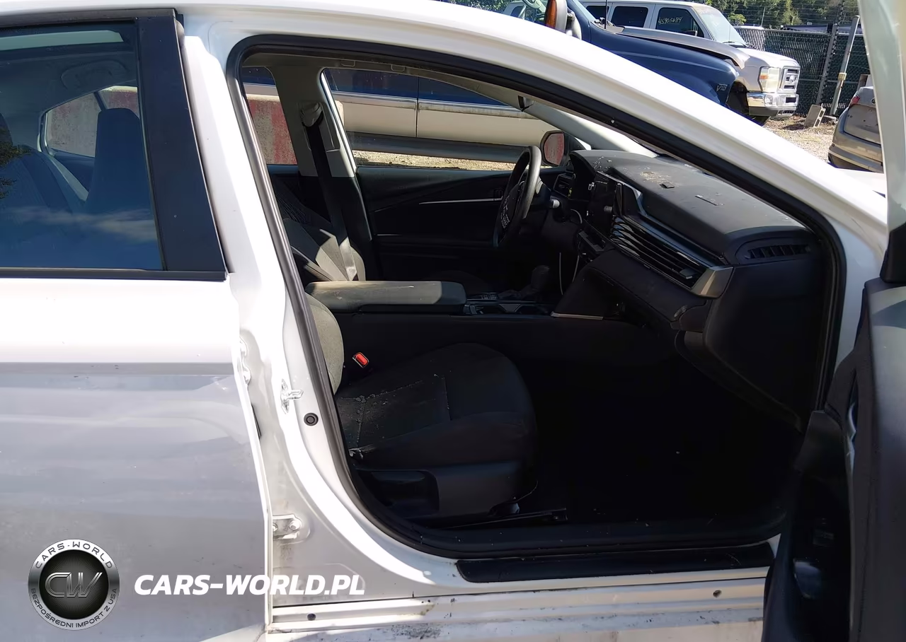 2025 Toyota Camry Le VIN:4T1DAACK6SU555446 - 5