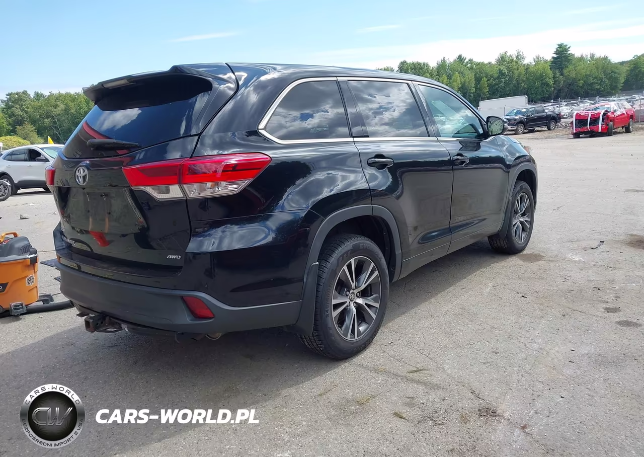 2018 Toyota Highlander Le VIN:5TDBZRFH9JS912639 - 4