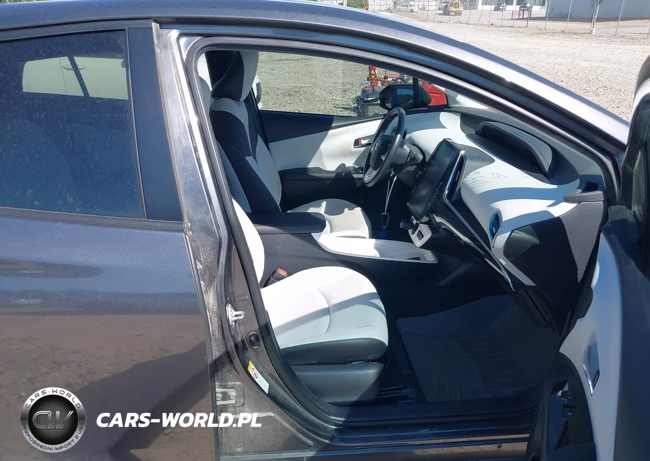 2018 Toyota Prius Four VIN:JTDKARFU8J3057423 - 5