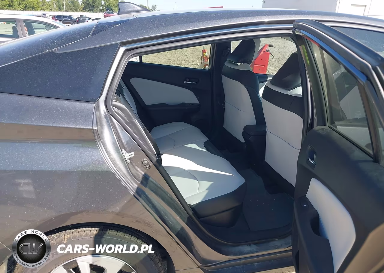 2018 Toyota Prius Four VIN:JTDKARFU8J3057423 - 8