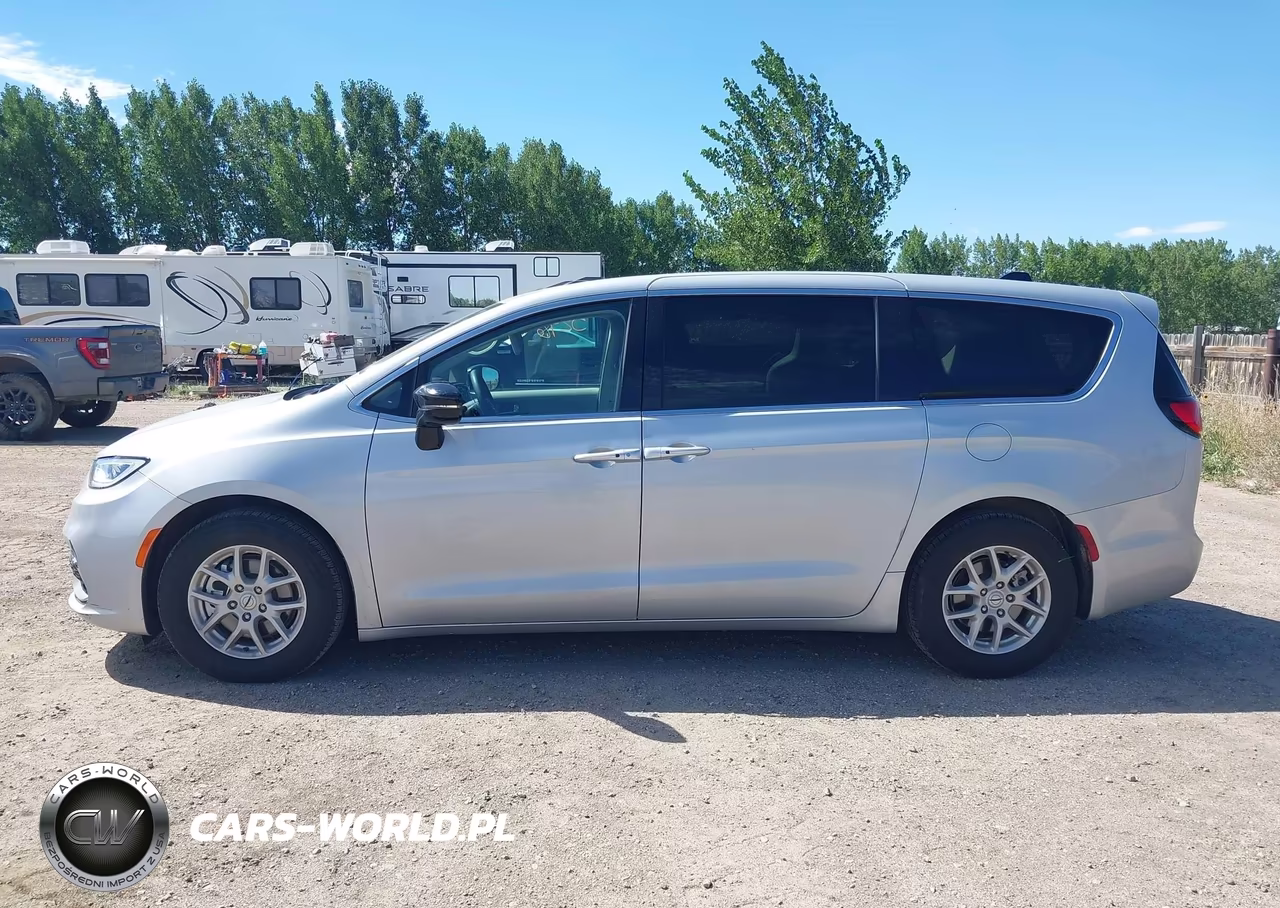 2024 Chrysler Pacifica Touring L VIN:2C4RC1BG4RR119851 - 15