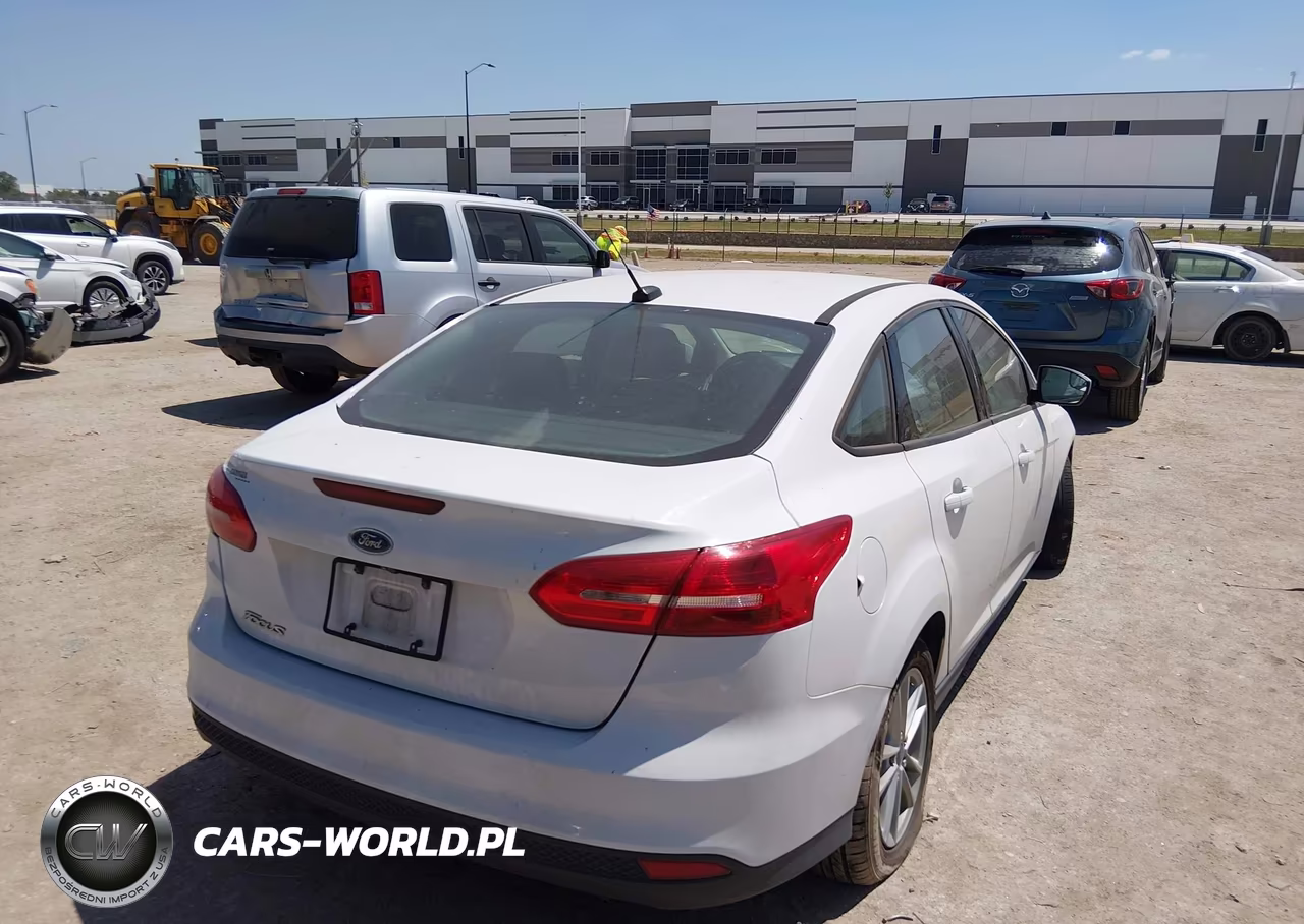 2018 Ford Focus Se VIN:1FADP3F22JL273311 - 4
