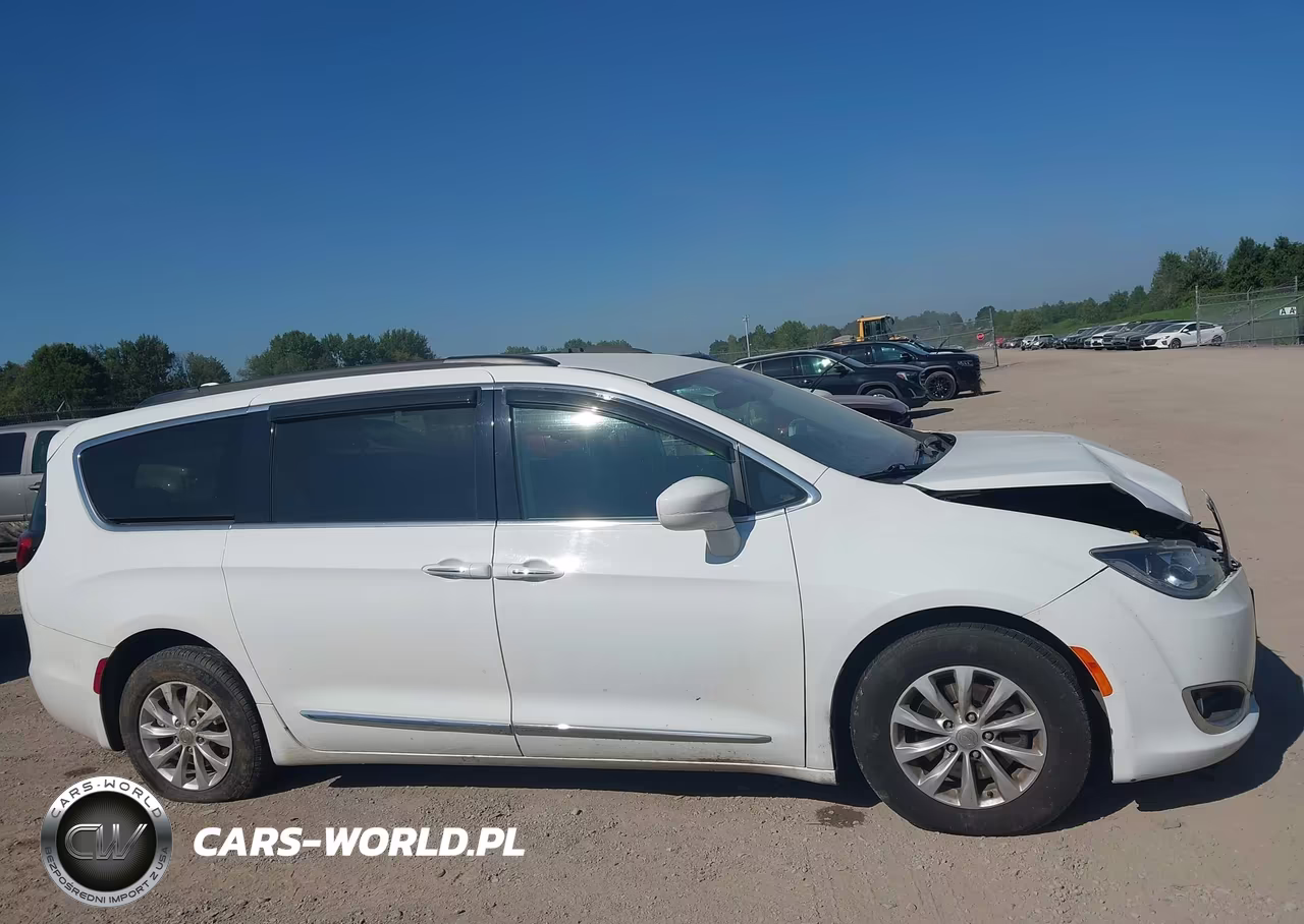 2017 Chrysler Pacifica Touring-L VIN:2C4RC1BG7HR524388 - 13
