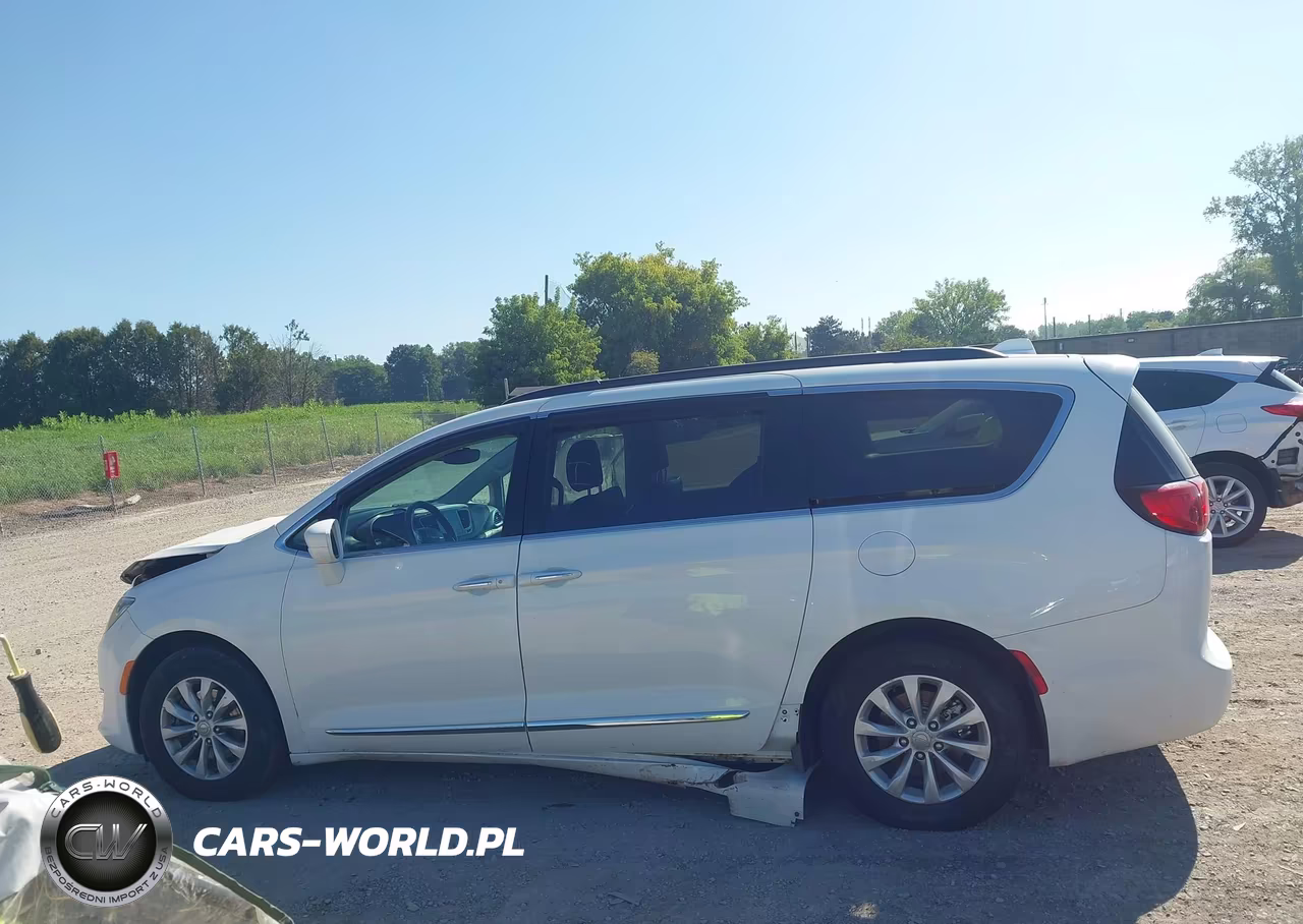 2017 Chrysler Pacifica Touring-L VIN:2C4RC1BG7HR524388 - 14