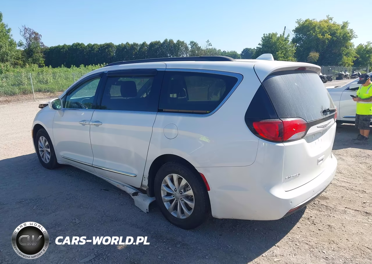 2017 Chrysler Pacifica Touring-L VIN:2C4RC1BG7HR524388 - 3