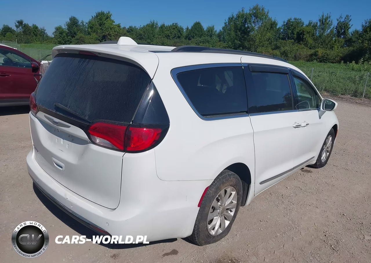 2017 Chrysler Pacifica Touring-L VIN:2C4RC1BG7HR524388 - 4