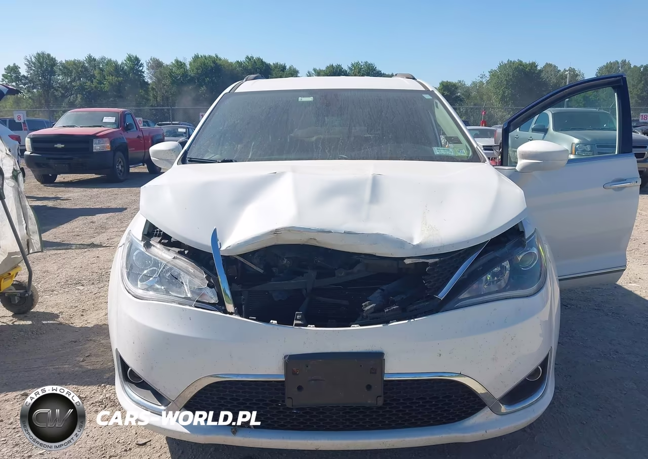 2017 Chrysler Pacifica Touring-L VIN:2C4RC1BG7HR524388 - 6
