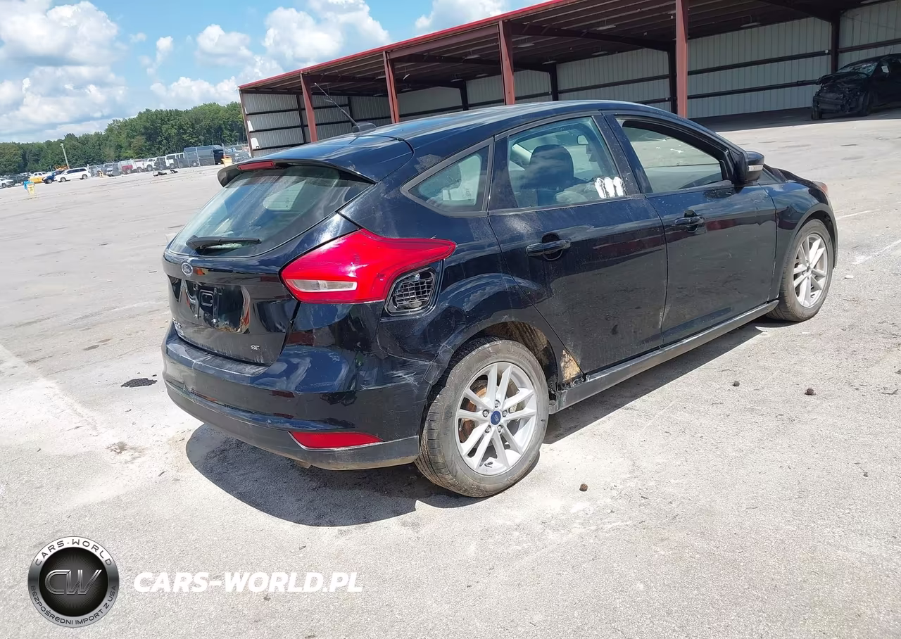 2017 Ford Focus Se VIN:1FADP3K22HL323320 - 4