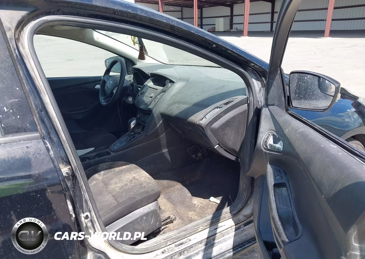 2017 Ford Focus Se VIN:1FADP3K22HL323320 - 5