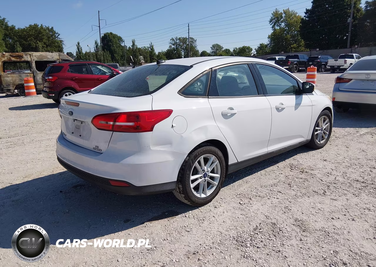 2016 Ford Focus Se VIN:1FADP3F24GL330813 - 4