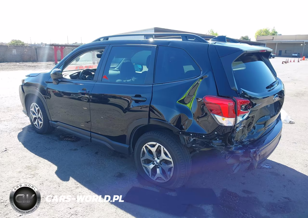 2024 Subaru Forester Premium VIN:JF2SKADC5RH421807 - 3